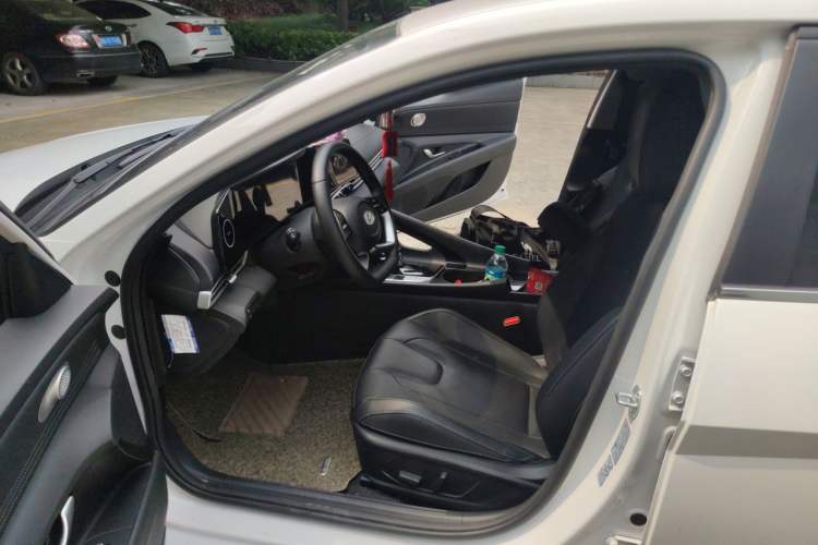 Used Hyundai Elantra 2023 1.5L CVT LUX Prestige Edition Driver Seat