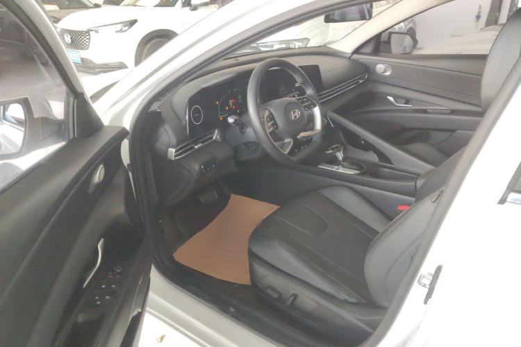 Used Hyundai Elantra 2023 1.5L CVT LUX Prestige Edition Driver Seat