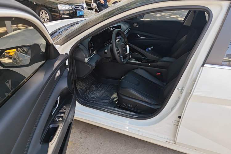 Used Hyundai Elantra 2023 1.5L CVT LUX Prestige Edition Driver Seat
