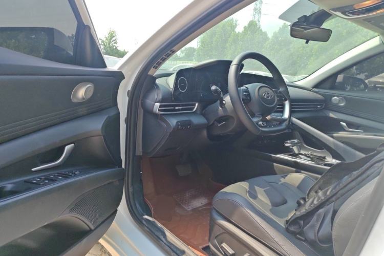Used Hyundai Elantra 2023 1.5L CVT LUX Prestige Edition Driver Seat
