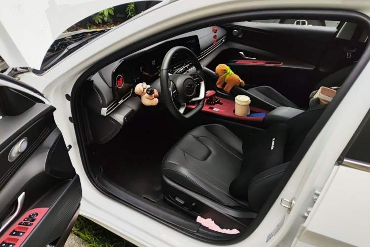 Used Hyundai Elantra 2023 1.5L CVT LUX Prestige Edition Driver Seat
