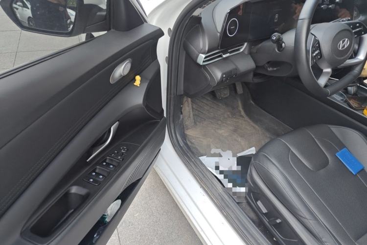Used Hyundai Elantra 2023 1.5L CVT LUX Prestige Edition Driver Seat