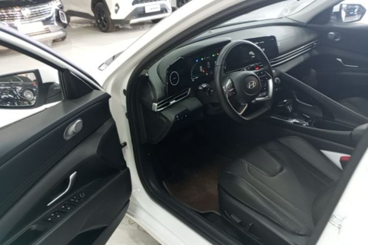 Used Hyundai Elantra 2023 1.5L CVT LUX Prestige Edition Driver Seat