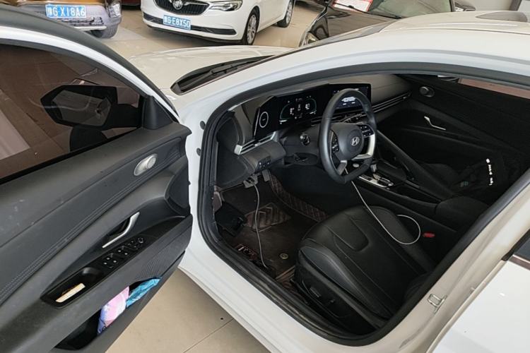Used Hyundai Elantra 2023 1.5L CVT LUX Prestige Edition Driver Seat