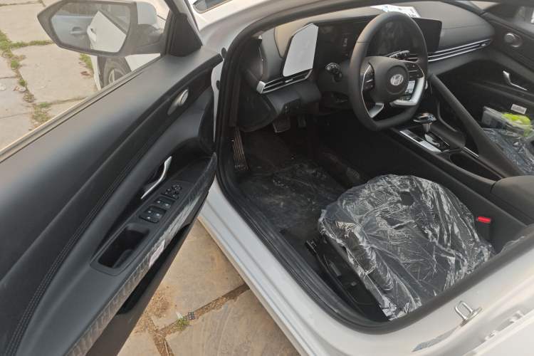 Used Hyundai Elantra 2023 1.5L CVT LUX Prestige Edition Driver Seat