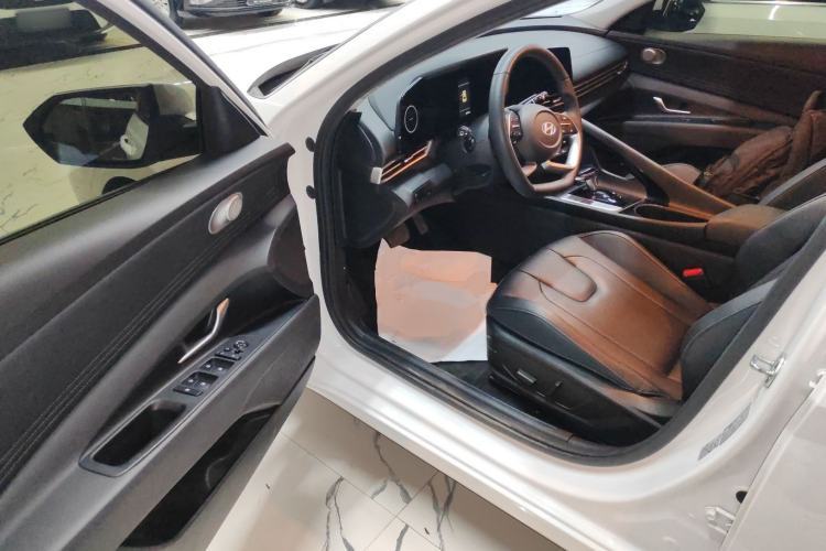 Used Hyundai Elantra 2023 1.5L CVT LUX Prestige Edition Driver Seat