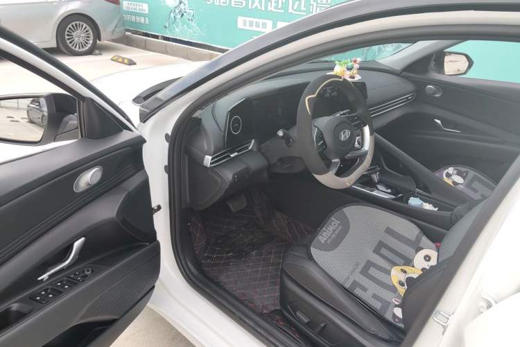 Used Hyundai Elantra 2023 1.5L CVT LUX Prestige Edition Driver Seat