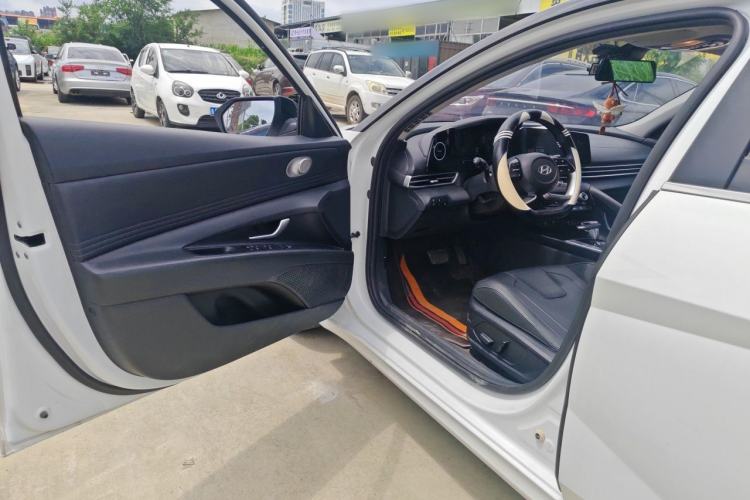 Used Hyundai Elantra 2023 1.5L CVT LUX Prestige Edition Driver Seat