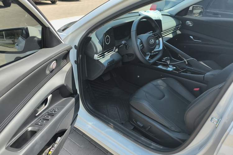 Used Hyundai Elantra 2023 1.5L CVT LUX Prestige Edition Driver Seat