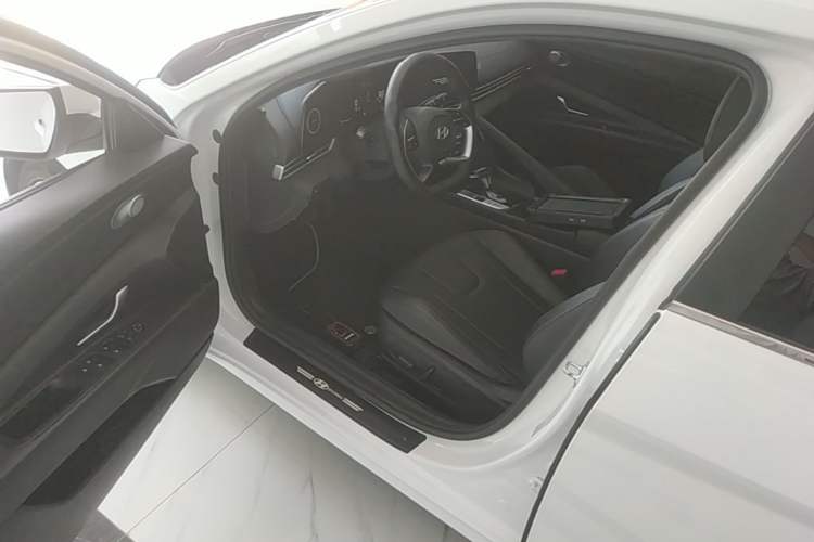 Used Hyundai Elantra 2023 1.5L CVT LUX Prestige Edition Driver Seat