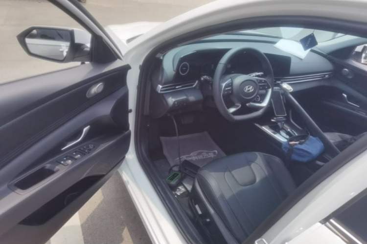 Used Hyundai Elantra 2023 1.5L CVT LUX Prestige Edition Driver Seat