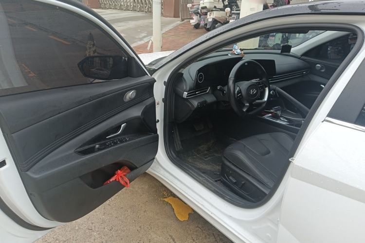 Used Hyundai Elantra 2023 1.5L CVT LUX Prestige Edition Driver Seat