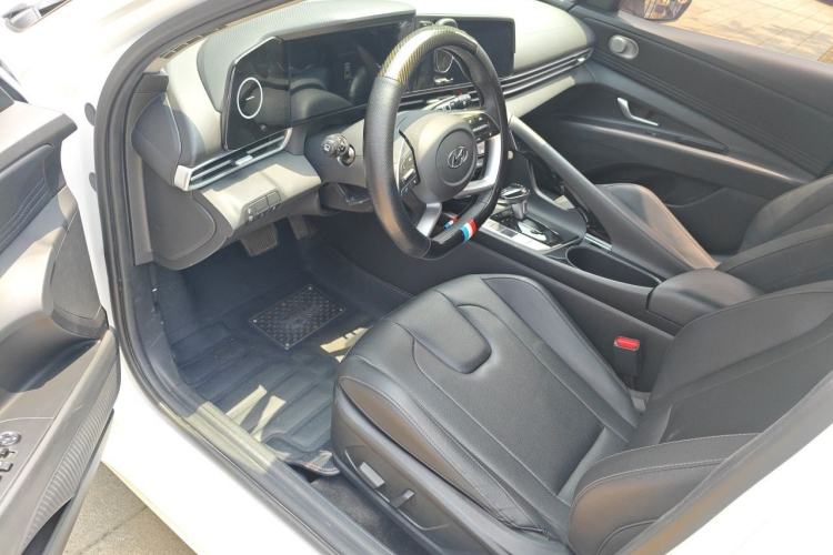Used Hyundai Elantra 2023 1.5L CVT LUX Prestige Edition Driver Seat