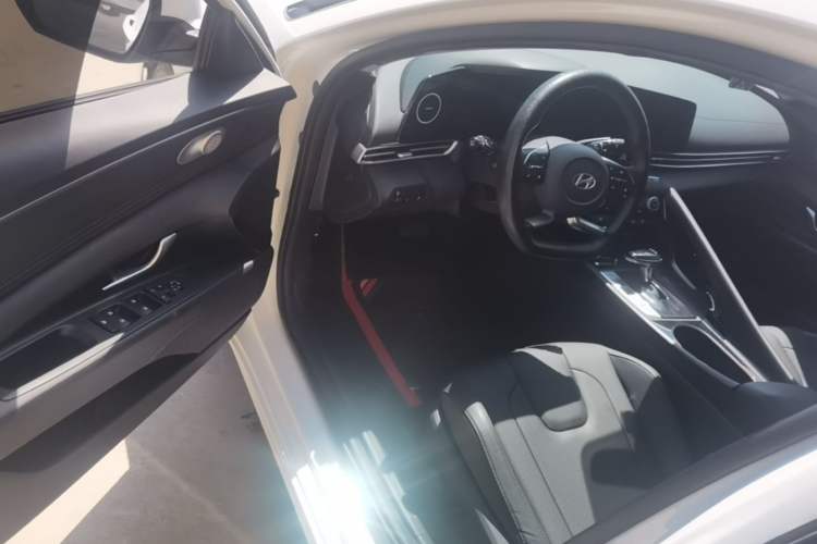 Used Hyundai Elantra 2023 1.5L CVT LUX Prestige Edition Driver Seat