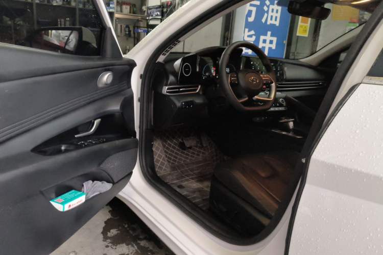 Used Hyundai Elantra 2023 1.5L CVT LUX Prestige Edition Driver Seat