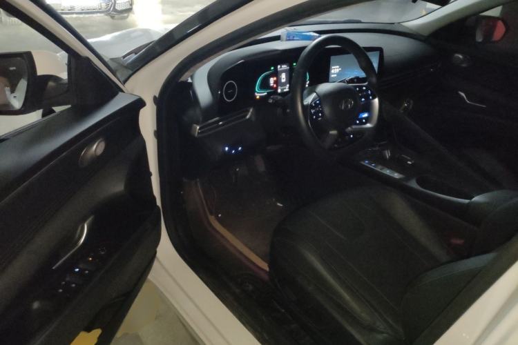 Used Hyundai Elantra 2023 1.5L CVT LUX Prestige Edition Driver Seat