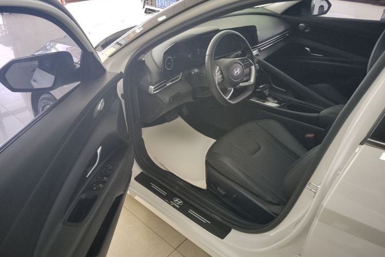 Used Hyundai Elantra 2023 1.5L CVT LUX Prestige Edition Driver Seat