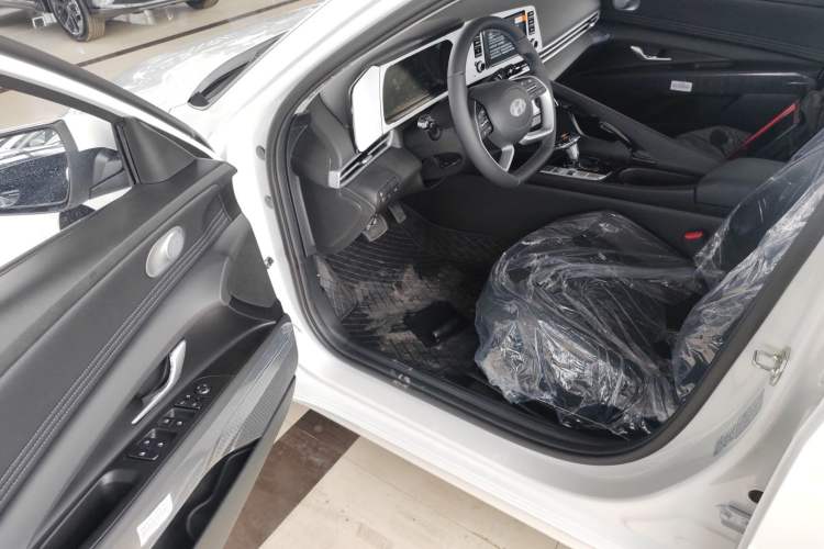 Used Hyundai Elantra 2023 1.5L CVT GLX Elite Edition Driver Seat
