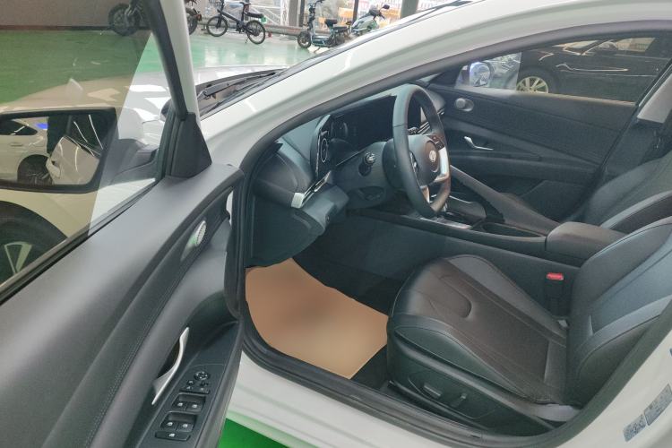 Used Hyundai Elantra 2023 1.5L CVT LUX Prestige Edition Driver Seat