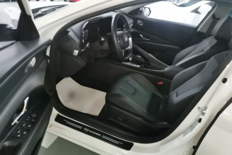 Used Hyundai Elantra 2023 1.5L CVT LUX Prestige Edition Driver Seat