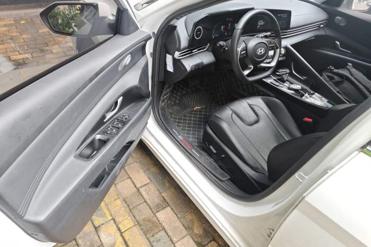 Used Hyundai Elantra 2023 1.5L CVT LUX Prestige Edition Driver Seat