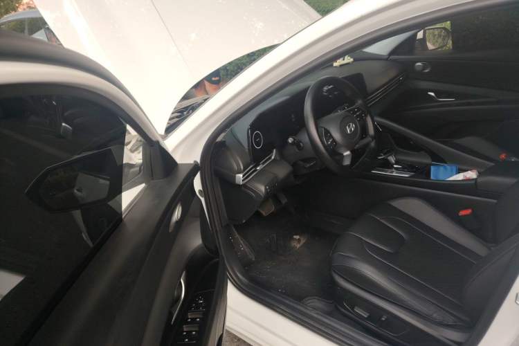 Used Hyundai Elantra 2023 1.5L CVT LUX Prestige Edition Driver Seat