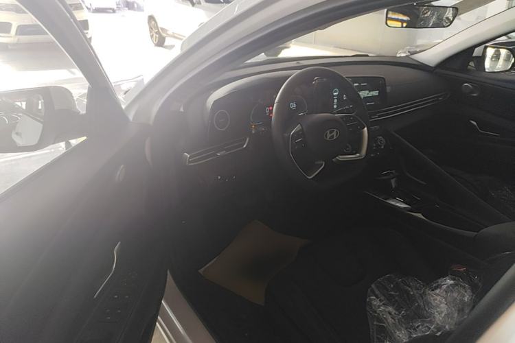 Used Hyundai Elantra 2023 1.5L CVT LUX Prestige Edition Driver Seat