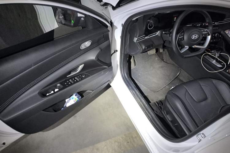 Used Hyundai Elantra 2023 1.5L CVT LUX Prestige Edition Driver Seat