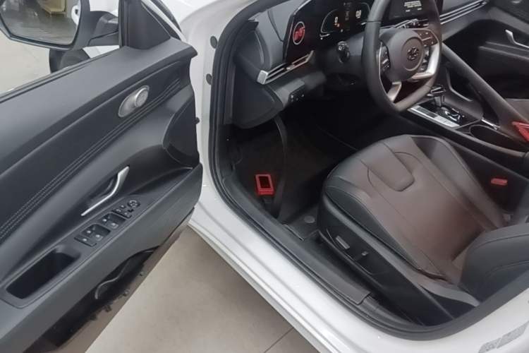 Used Hyundai Elantra 2023 1.5L CVT LUX Prestige Edition Driver Seat