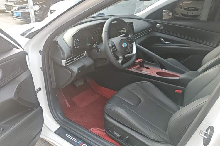Used Hyundai Elantra 2023 1.5L CVT LUX Prestige Edition Driver Seat