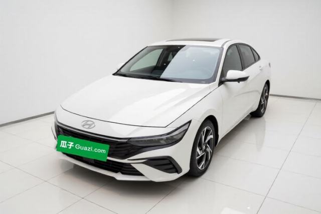 Hyundai Elantra 2023 1.5L CVT LUX Prestige Edition usata