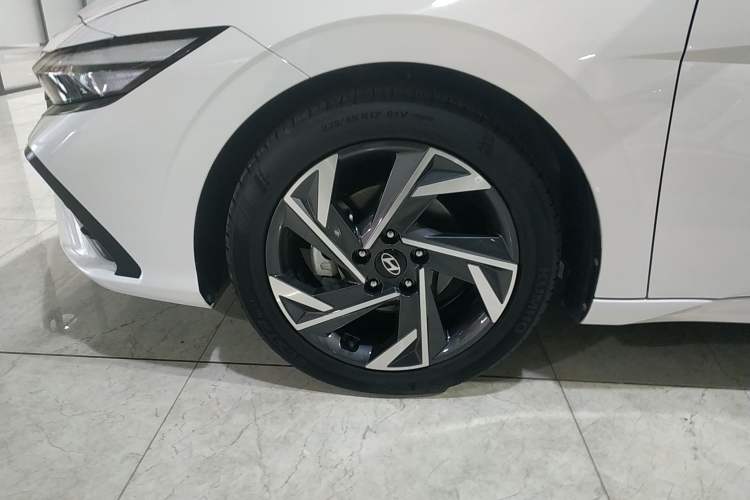 Used Hyundai Elantra 2023 1.5L CVT LUX Prestige Edition Exterior 4