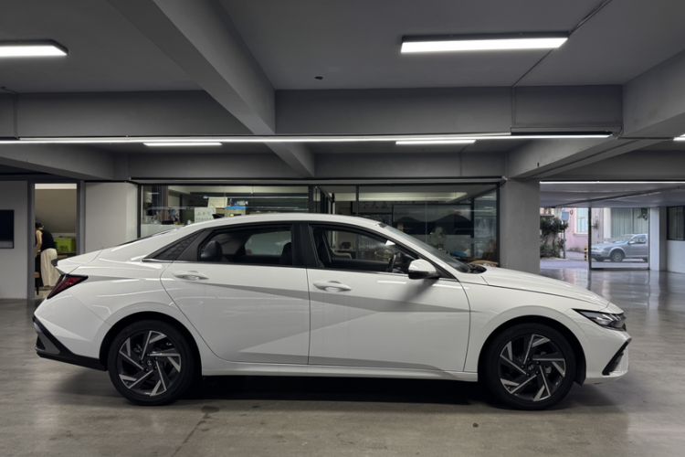 Used Hyundai Elantra 2023 1.5L CVT LUX Prestige Edition Exterior 4