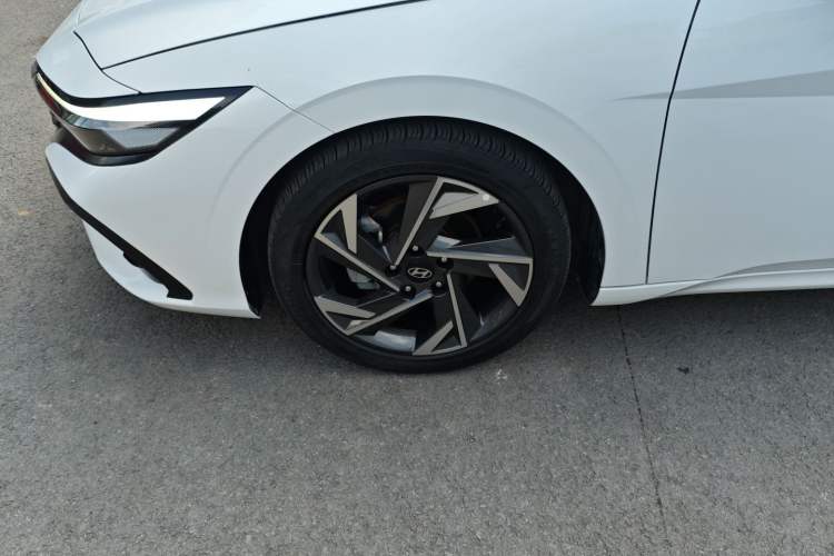 Used Hyundai Elantra 2023 1.5L CVT LUX Prestige Edition Exterior 4