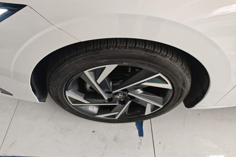 Used Hyundai Elantra 2023 1.5L CVT LUX Prestige Edition Exterior 4