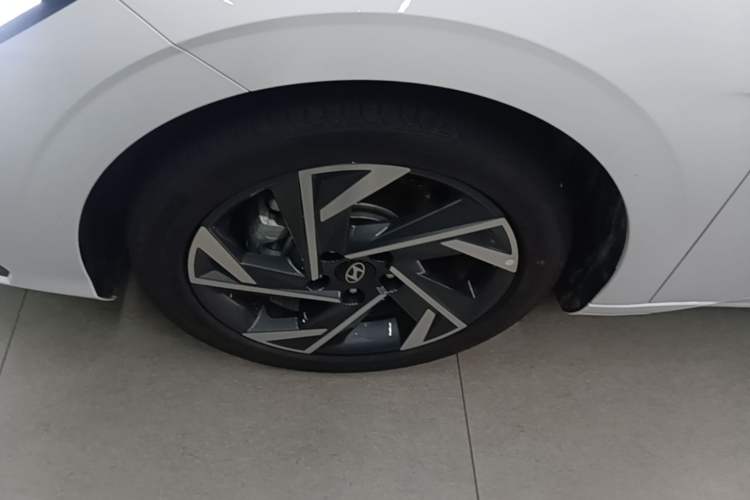 Used Hyundai Elantra 2023 1.5L CVT LUX Prestige Edition Exterior 4