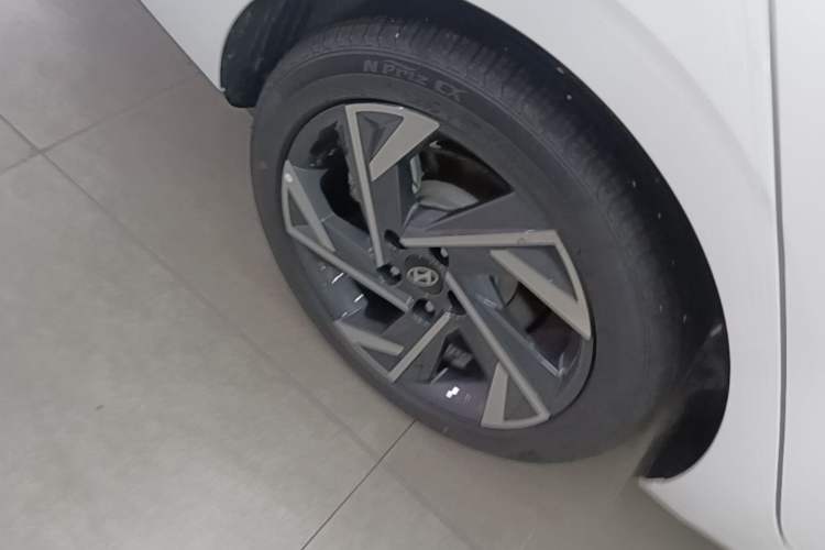 Used Hyundai Elantra 2023 1.5L CVT LUX Prestige Edition Exterior 5