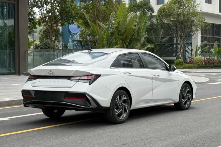 Used Hyundai Elantra 2023 1.5L CVT GLX Elite Edition Exterior 6