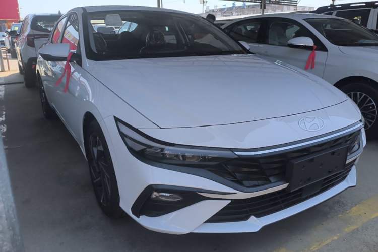 Used Hyundai Elantra 2023 1.5L CVT GLX Elite Edition Front Right 45 Deg