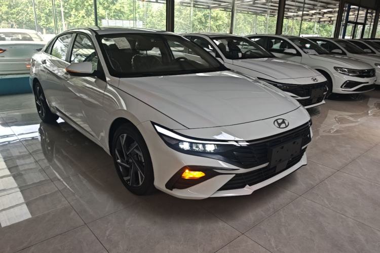 Used Hyundai Elantra 2023 1.5L CVT GLX Elite Edition Front Right 45 Deg