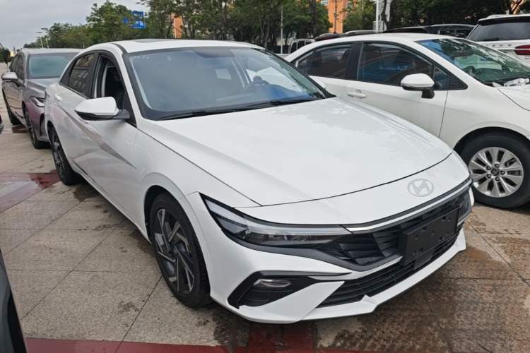 Used Hyundai Elantra 2023 1.5L CVT GLX Elite Edition Front Right 45 Deg