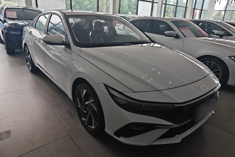 Used Hyundai Elantra 2023 1.5L CVT GLX Elite Edition Front Right 45 Deg
