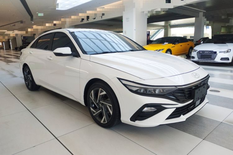 Used Hyundai Elantra 2023 1.5L CVT GLX Elite Edition Front Right 45 Deg