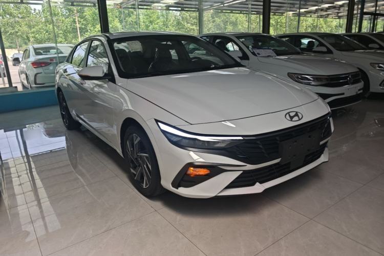 Used Hyundai Elantra 2023 1.5L CVT GLX Elite Edition Front Right 45 Deg