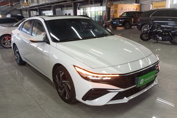 Used Hyundai Elantra 2023 1.5L CVT LUX Prestige Edition Front Right 45 Deg