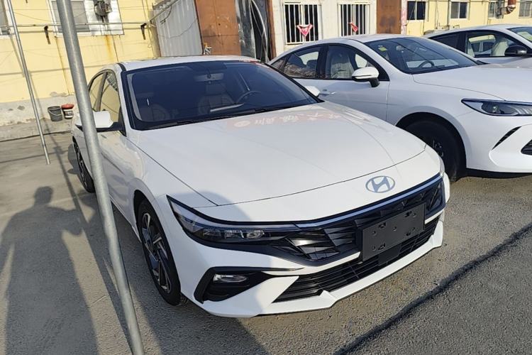 Used Hyundai Elantra 2023 1.5L CVT GLX Elite Edition Front Right 45 Deg