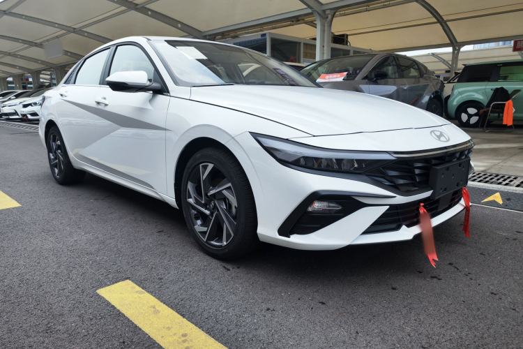 Used Hyundai Elantra 2023 1.5L CVT GLX Elite Edition Front Right 45 Deg