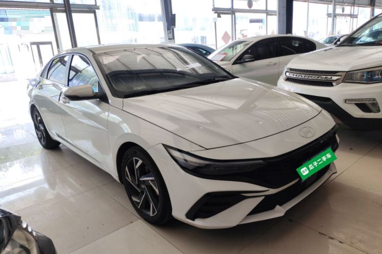 Used Hyundai Elantra 2023 1.5L CVT LUX Prestige Edition Front Right 45 Deg