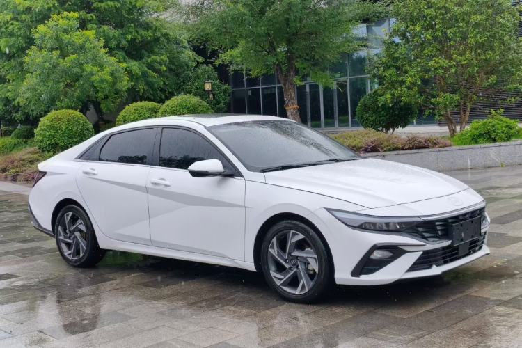 Used Hyundai Elantra 2023 1.5L CVT GLX Elite Edition Front Right 45 Deg