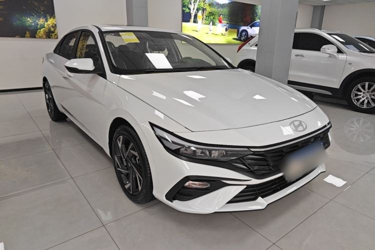 Used Hyundai Elantra 2023 1.5L CVT GLX Elite Edition Front Right 45 Deg